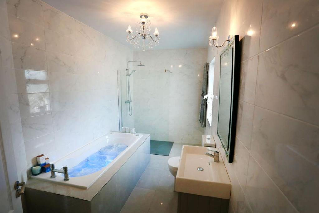 Luxury 6 Bedroom Spiddal Villa, Jacuzzi, Balcony Galway Eksteriør billede